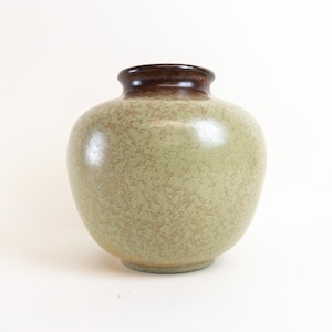 Op de afbeelding: Een groene keramische vaas met een bruine rand. De vaas heeft een gespikkeld glazuur en een afgeronde vorm.