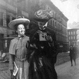 FRAUEN TAKING SELFIE 1904 Vintage Selbst-Porträt Freunde frühe Fotografie druckbare Ephemera antike Fotografie digitaler Download 300dpi Jpeg
