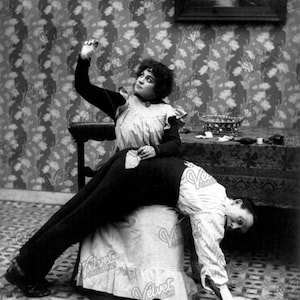 STITCH IN TIME 1907 Vintage druckbare Schneiderin Nähen Ephemera, Komödie humorvoll Edwardian antike Fotografie, digitaler Download 300dpi Jpeg