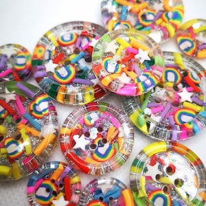 The She&#39;s A Rainbow Knopf - 15 mm 21 mm 30 mm 35 mm 50 mm - handgemachte Kunstharzknöpfe - Geschenk für Bastler!