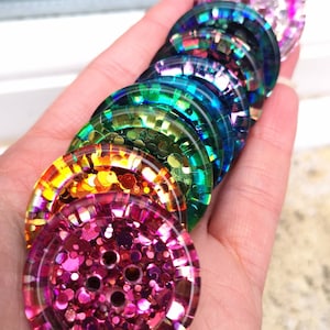 KNAPPSETET One In A Vermilion - Magiska handgjorda knappar med regnbågsfärgad juvel och glitter i harts - perfekt present till hantverkare!