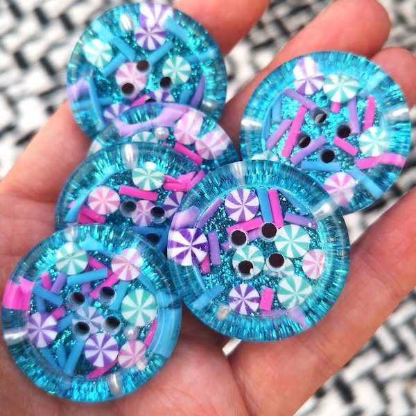 La pop de Kandy. Boutons de bonbons à paillettes bleu aqua turquoise. Des touches de rose vif, de lilas, de menthe et de perles. 15 mm - 21 mm - 30 mm - 35 m - 50 mm.