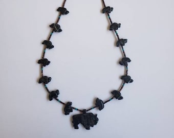 Collana feticcio di bufalo in pietra di onice nera intagliata a mano