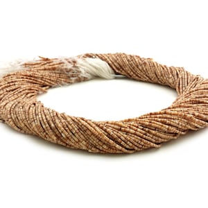 Puede incluir: Una hebra de cuentas de concha de color marrón claro y blanco, perfectas para hacer joyas.