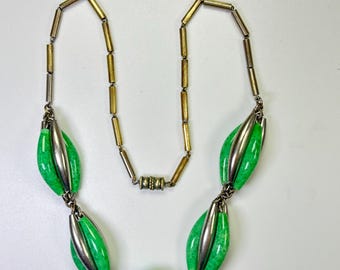 Collier ancien Jakob Bengel Art déco en forme de banane verte, perles de verre et chrome, années 1920