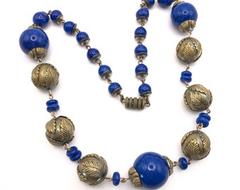 Collier Art déco tchèque en lapis de verre bleu avec des feuilles en métal