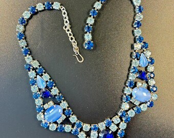 Collier vintage en verre cabochon bleu saphir des années 1950