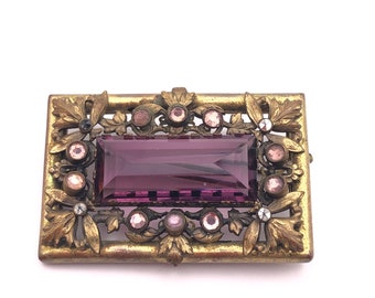 Broche Neiger Brothers des années 1920 avec pierres en verre violet/améthyste et détail feuille