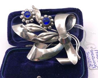 Broche en spray de fleurs en argent sterling des années 1940 avec détail de ruban