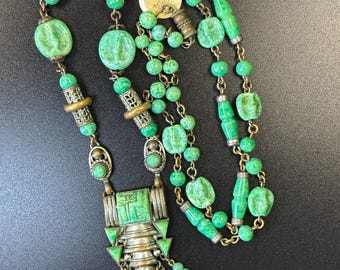 Pendentif panneau vert tchèque Art déco des années 1920 Neiger Brothers avec un collier de perles