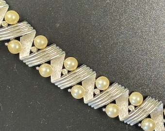 Bracelet Crown Trifari des années 50/60 en pâte de perles et de cristal et métal argenté