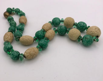 Collier art déco Louis Rousselet antique en verre vert et galalithe crème