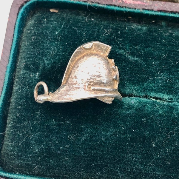 Silver Charm vintage des années 1970 (pour un bracelet à breloques) d’un casque de pompier anglais