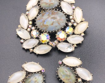 Parure de boucles d'oreilles pendantes avec broche Arcansas des années 50 : pierres aurores boréales, design australien Elizabeth Reimer