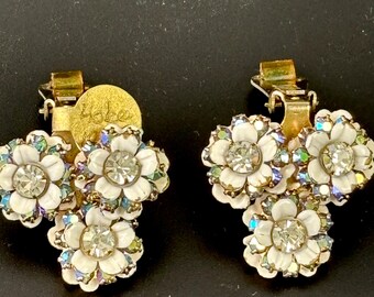 Boucles d'oreilles à clip Hobe en émail blanc, cristal et pierre aurore boréale des années 50