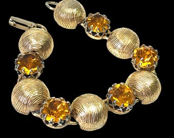 Grand bracelet doré bombé en verre jaune des années 1950