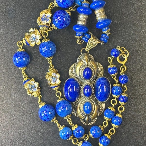 Pingente de lápis azul tcheco dos irmãos Neiger, década de 1920/1930, com colar de contas e painéis florais