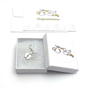 Future maman - Pendentif à clip avec breloque pieds de bébé et breloque 2024 avec options cadeaux et carte-cadeau