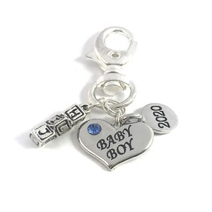 Porte-clés bébé garçon 2024 avec breloques blocs de lettres livré avec 3 options de cadeaux différentes et une carte-cadeau
