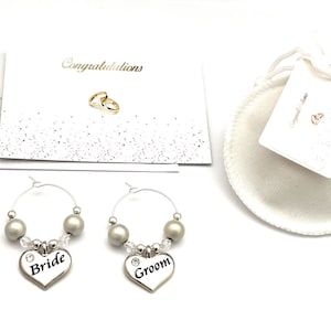 Ensemble de 2 charmes en verre de mariée et de marié avec le sac-cadeau et la carte-cadeau de velours blanc