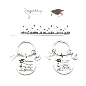Llavero personalizado con inicial de graduación 2026 (tarjeta de regalo incluida)