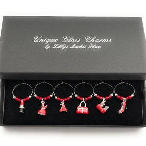 Ciondoli per bicchieri da vino rosso Something di Libby&#39;s Market Place
