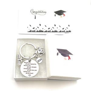 Afstuderen 2026-sleutelhanger: diploma, mortelbord, cadeaubon