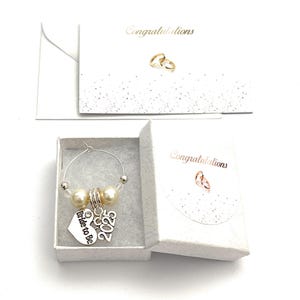 Bride To Be 2025 wijnglasbedel met cadeaubon - 4 verschillende cadeau-opties