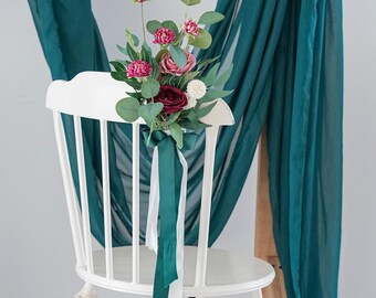 Klassieke rode, groene roos stoelbloemen, kunstbloemen, gangpaddecoratie