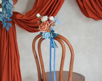 Klassiek paars, witte roos stoelbloemen, kunstbloemen, gangpaddecoratie