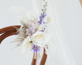 Paarse madeliefjes stoelslinger, kunstmatige stoeldecoratie, gangpadbloemen, gangpaddecoratie, stoelbloemen, uiteinden kerkbank, gemaakt met rozen