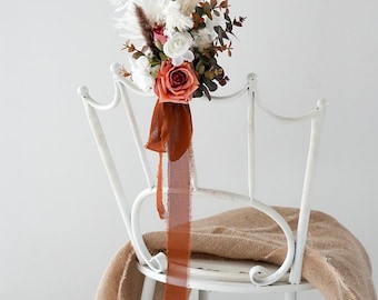 Witte roos stoelversiering, kunstmatige stoeldecoratie, gangpadbloemen, gangpaddecoratie, stoelbloemen, uiteinden kerkbank, gemaakt met rozen