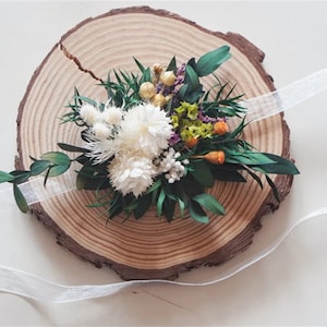 Eucalipto verde oscuro, ramillete de flores secas, ramillete de muñeca neutro, ramillete de pulsera de boda rústica, ramillete de dama