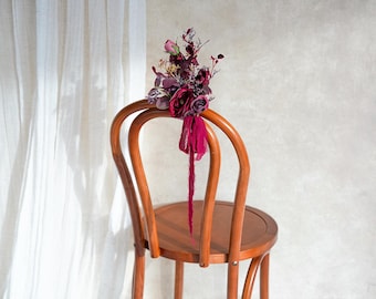 Klassieke bordeauxrode en donkerpaarse roos stoelbloemen, kunstbloemen, gangpaddecoratie