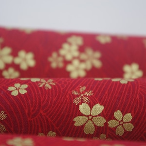 Vintage Japanischer Roter Baumwollstoff Blumenstoff mit Gold Sakura Blumen für Tischdecke, Puppen, Wohnkultur ETC -1/2 Yard