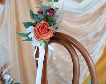 Klassieke groene en feloranje roos stoelbloemen, kunstbloemen, gangpaddecoratie