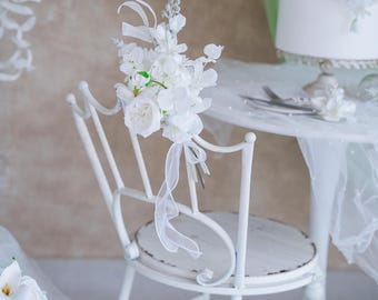 Klassieke witte kunstbloemen stoel bloemen, gangpaddecoratie