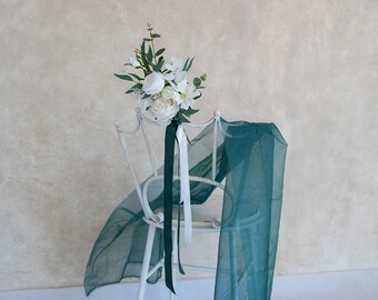 Klassieke groen-witte roos stoelbloemen, kunstbloemen, gangpaddecoratie