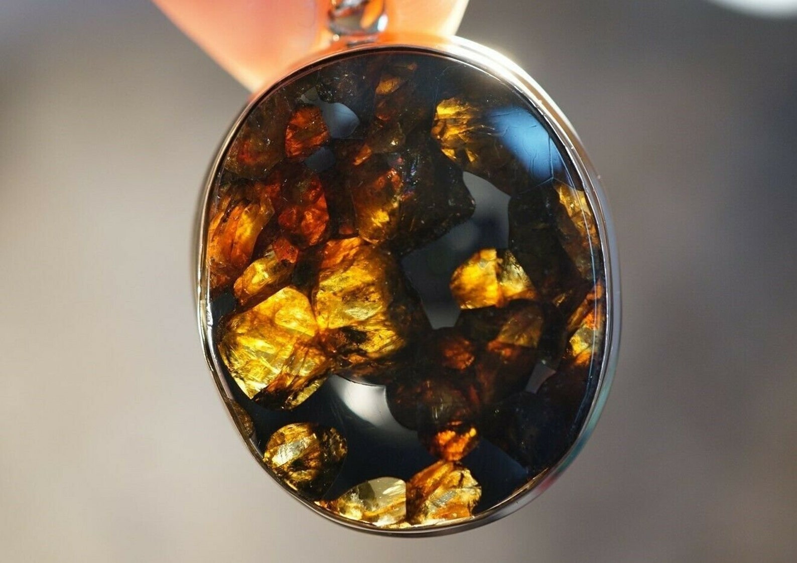 метеорит картенхофф. металлокаменный метеорит. метеорит из золота. золотой метеорит. метеорит с золотом.