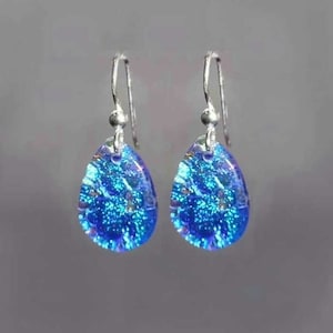 A Touch of Glass Dichroic Glasohrringe im Stil „ER“, Teardrops, in 16 Farben