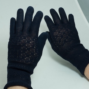 Knit Gloves from 1950&#39;s Navy Blue, 1930&#39;s, Size Small, used, pretty pattern