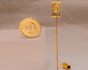 Złota broszka i szpilka z inicjałem „D” w stylu vintage