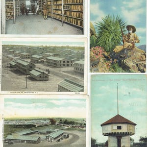 Può includere: Raccolta di cartoline vintage con scene storiche. Include una vista di una biblioteca con scaffali di libri, un ritratto di un Texas Ranger e viste aeree di campi militari. Le cartoline sono in vari colori.