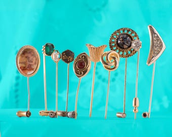 Zestaw 10 różnych złotych szpilek; kryształki górskie, ceramika, szkło, cloisonne