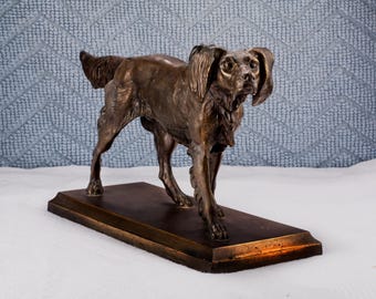 Figura vintage de metal de los años 30, tipo setter, sobre base, 33 x 18 cm, color latón.