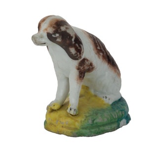Miniaturowy Staffordshire Pottery Cavalier King Charles Spaniel na podstawie