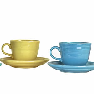 Set von vier Tassen und Untertassen Fiestaware - Türkis, Elfenbein, Singrün, Flamingo - Newer
