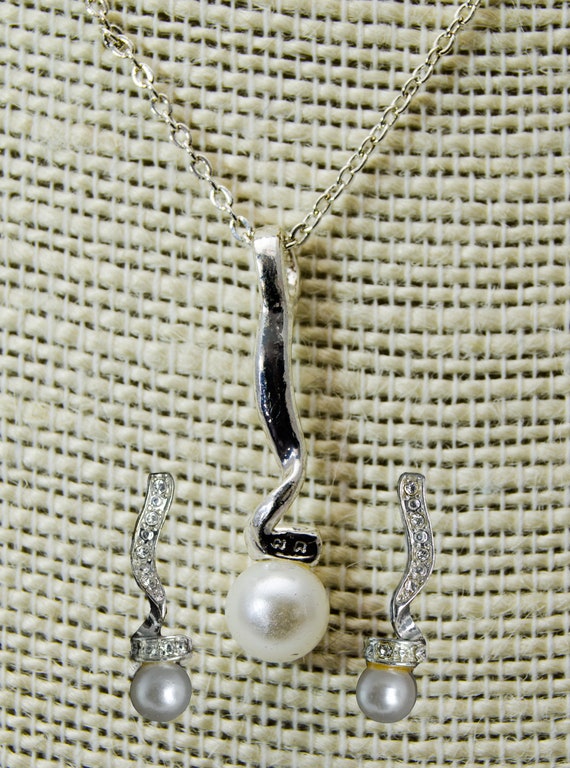 Vintage Avon Silvertone Faux Pearl Drop Necklace … - image 9