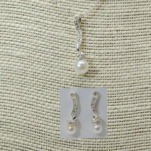 Vintage Avon Silvertone Faux Pearl Drop Necklace Gift Set with Pierced Earrings