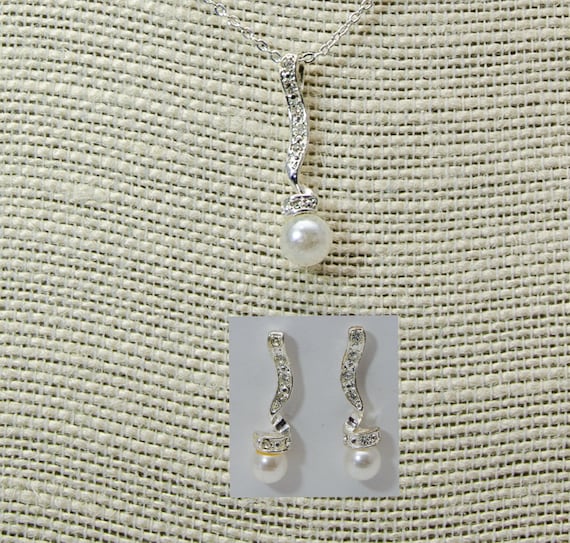 Vintage Avon Silvertone Faux Pearl Drop Necklace … - image 1